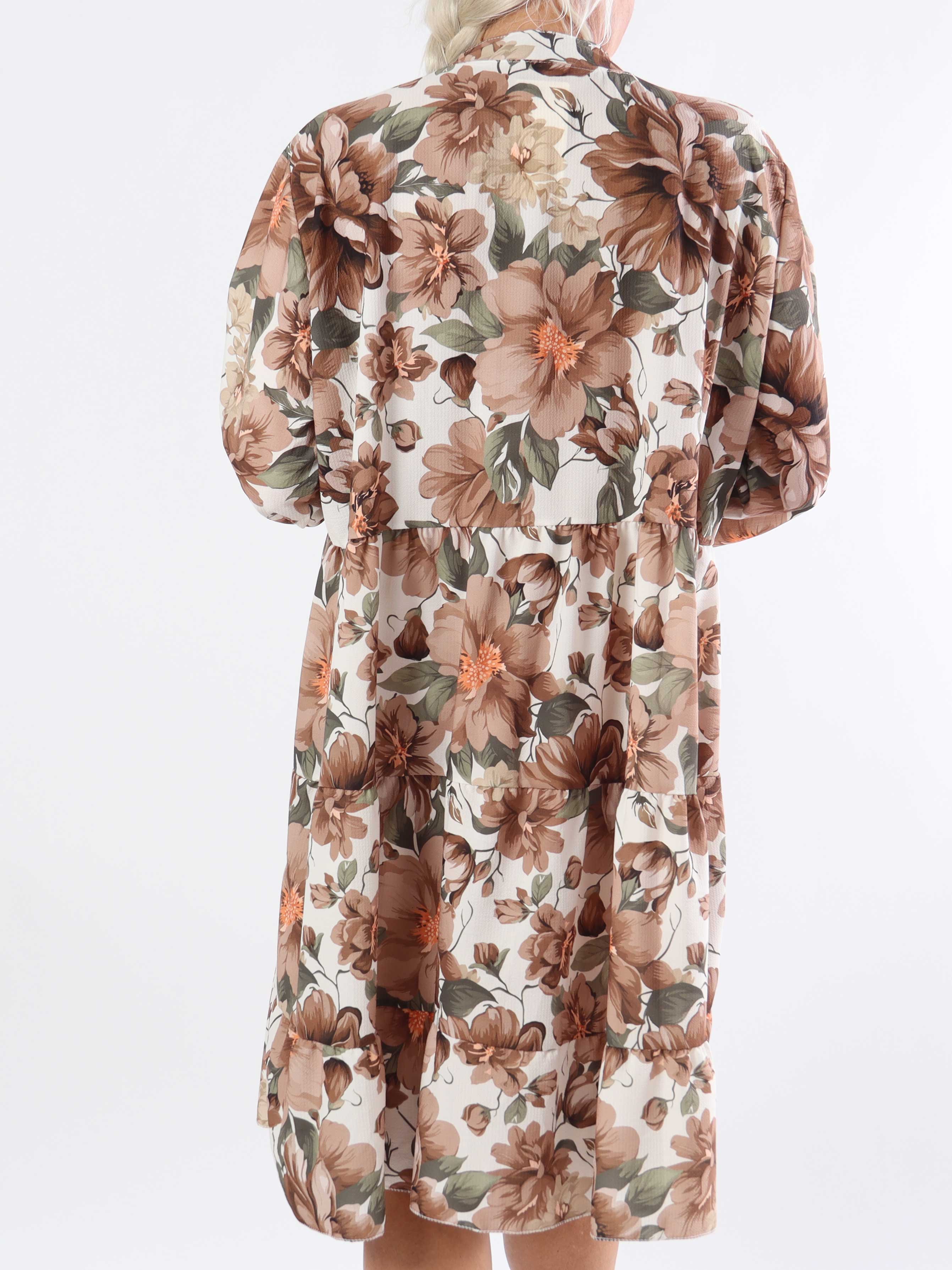 Flower Dress - Sød blomstret plus size kjole med lag på lag look